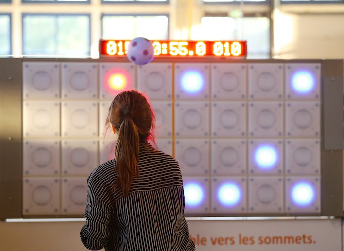 Femme jouant au football sur le mur digital