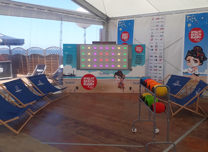 Mon Mur Digital placé sous une tente lors de l'Anglet Beach Rugby