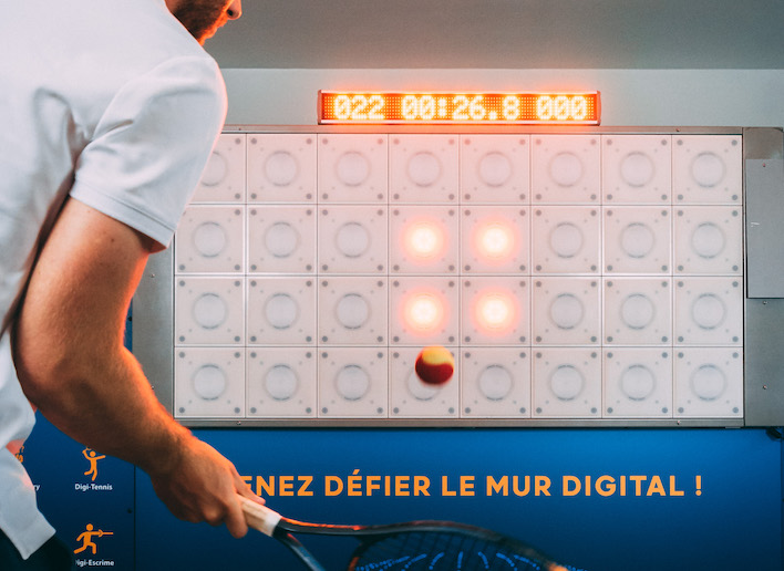 Homme jouant au tennis sur le mur digital