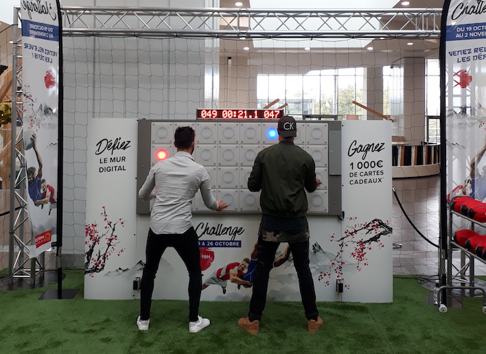 deux hommes jouant au mur digital lors du Rugby Challenge